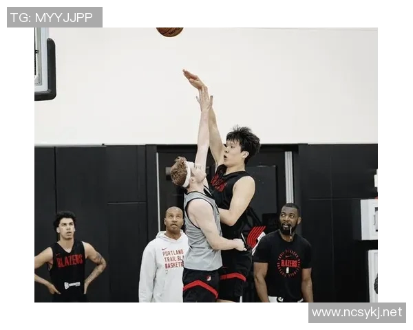 开拓者媒体人：杨瀚森防挡拆沉退过多，明星后卫时易吃亏