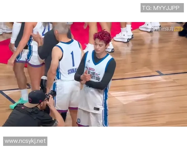 红发吸睛!腾讯NBA体验官王鹤棣第三次出战全明星名人赛 造型亮眼现身赛场